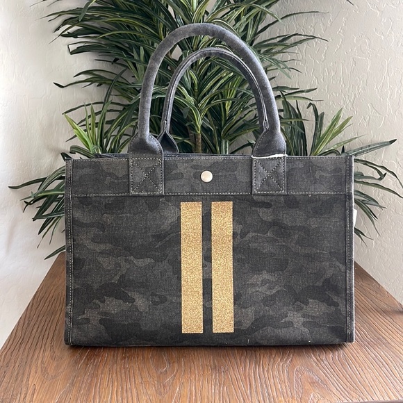 QUILTED KOALA STRIPE MIDI EAST WEST BAG: GREEN CAMOUFLAGE